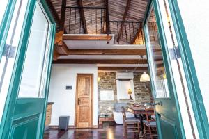 a barn conversion with a wooden ceiling and a dining room at La Casettina del Forno in Santa Maria di Castellabate