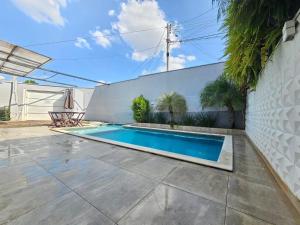 - une piscine dans l'arrière-cour d'une maison dans l'établissement Bela Casa Piscina Aquecimento Solar em Americana-SP, à Americana