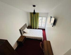 Un pat sau paturi într-o cameră la Auberge de Bagneux
