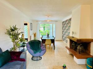 ein Wohnzimmer mit Sofa und Tisch in der Unterkunft Maison Le M - Disneyland Parking in Chessy