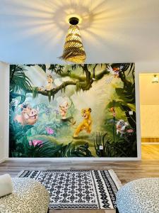 a childs room with a mural of the jungle at Maison Le M - Disneyland JO Paris 2024 Parking in Chessy
