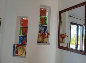 ein Zimmer mit Buntglasfenstern und einem Spiegel in der Unterkunft Lugori in Seùlo