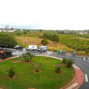una vista de una carretera con coches y un parque en Elegante alojamiento en Algemesí, Valencia en Algemesí