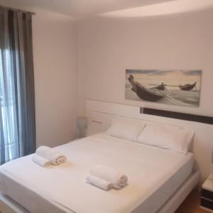 Un dormitorio con una cama blanca con toallas. en Elegante alojamiento en Algemesí, Valencia en Algemesí