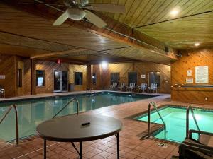 einen Pool mit einem Tisch und einem Deckenventilator in der Unterkunft Dells Suite Dreams At Lighthouse Cove Condominiums in Wisconsin Dells