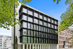 een kantoorgebouw met zwarte ramen bij Chic 80sqm Luxe Apt - Heart of Luxembourg City in Luxemburg