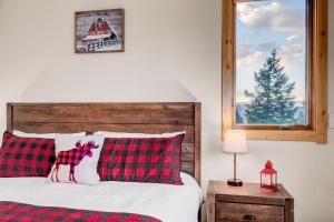 מיטה או מיטות בחדר ב-NEW! Mountain Cabin with Views - Saltwater Hot tub - Close to Red Rocks