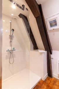 La salle de bains est pourvue d'une douche et d'une cabine de verre. dans l'établissement Les Chambres du "Coup de Coeur de Sarlat", à Sarlat-la-Canéda