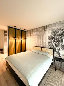 una camera con un grande letto a scomparsa di VP Suites a Budapest