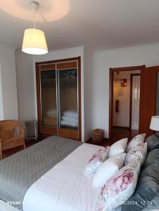アルブフェイラにあるBalcony View Albufeiraのベッドルーム1室(大型ベッド1台、枕付)