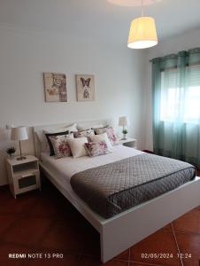 アルブフェイラにあるBalcony View Albufeiraのベッドルーム(大きな白いベッド、枕付)