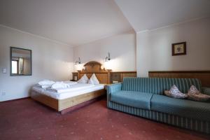 Tempat tidur dalam kamar di Das Posthaus stubai&smart Hotel