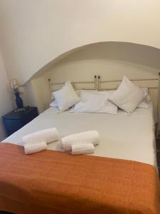 a bed with two white towels on top of it at Centralissimo 50mt in Matera
