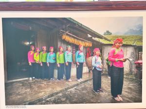 um grupo de mulheres em pé em frente a um edifício em Fan Lap Homestay em Sapa
