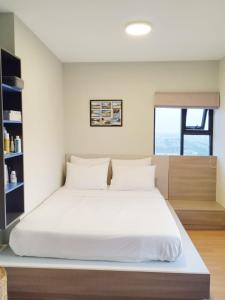 金邊的住宿－AMI POLARIS 23 Apartment-Residence，一间卧室配有一张带白色床单的大床