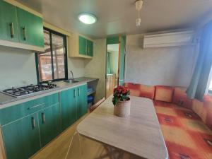 Kuchyň nebo kuchyňský kout v ubytování Villaggio Camping Lungomare
