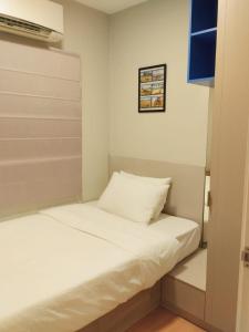 a small bedroom with a white bed in it at AMI POLARIS 23 Apartment-Residence in Phnom Penh