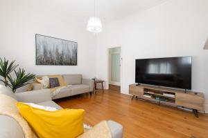 Televisyen dan/atau pusat hiburan di Charming 3-Bedroom Sandstone Haven with free wine