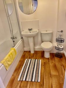 een badkamer met een toilet, een wastafel en een douche bij The Sidings, Durham in Durham