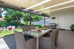 Taman di luar Charming 3-Bedroom Sandstone Haven with free wine