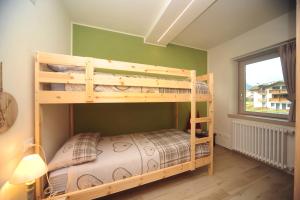 Katil dua tingkat atau katil-katil dua tingkat dalam bilik di Appartamento Cembro