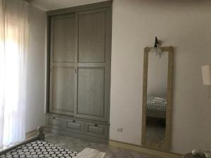 1 dormitorio con armario grande y espejo en Appartamento sul mare la Conchiglia, en San Vincenzo