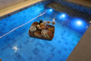 a tray of food in a swimming pool at Motel Mood in Sao Paulo +37 photos