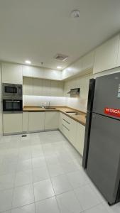 Kitchen o kitchenette sa شقق انار السكني