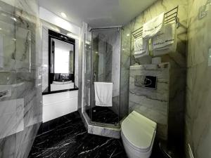 y baño con ducha, aseo y lavamanos. en Edificio Monir en Bogotá