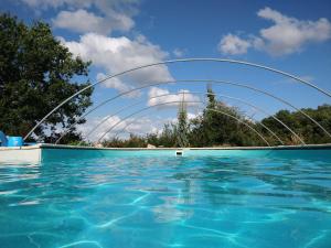 einen Pool mit Wasserrutsche in einem Themenpark in der Unterkunft Cambes la Douce - Maison de vacances à la campagne in Cambes