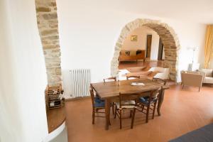 Χώρος καθιστικού στο L Arco - ACrapa Mania