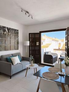 - un salon avec un canapé et une table dans l'établissement Apartment El Paraiso, 1 Bedroom 300M from the sea, à Torrevieja