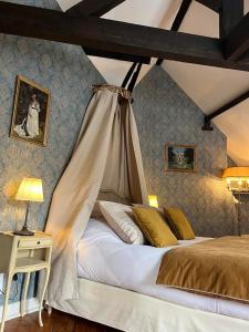 - une chambre avec un lit à baldaquin dans l'établissement Chambres d'hôtes du château, à Boulogne-sur-Mer