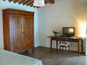 A television and/or entertainment centre at Dependance Sangiantofetti-Rigon