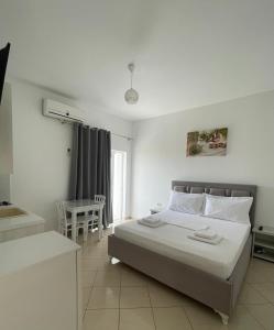 Postel nebo postele na pokoji v ubytování Joni Apartments
