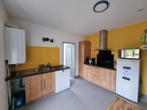 Kuchyň nebo kuchyňský kout v ubytování Le Tournesol, Appartement T1 bis