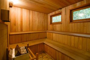 an inside view of a cabin with a sauna at VELINN Pousada Highland in Santo Antônio do Pinhal
