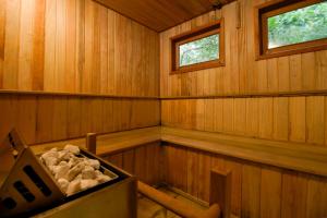 um interior de uma sauna com duas janelas em Pousada Highland em Santo Antônio do Pinhal
