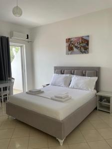 Postel nebo postele na pokoji v ubytování Joni Apartments