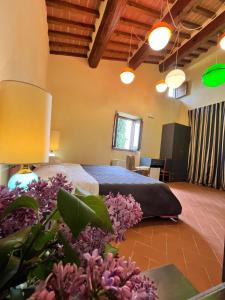 Palazzo del PeroにあるBorgo La Valleのベッドルーム1室(ベッド1台付)が備わります。