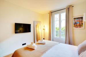 1 dormitorio con 1 cama con 2 toallas en Luxury flat silly - Boulogne city center, en Boulogne-Billancourt