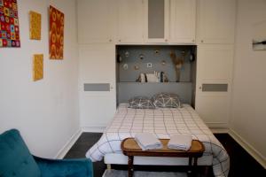 Le Magnolia, chambre d'hôte au calme في سوموور: غرفة نوم عليها سرير وفوط