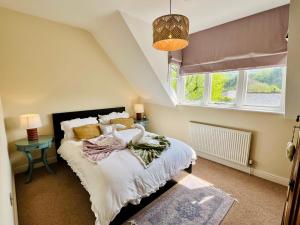a bedroom with a bed and a window at Top floor double en-suite BR apartment central Matlock in Matlock