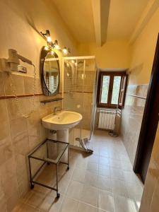 Palazzo del PeroにあるBorgo La Valleの洗面台と鏡のあるバスルーム
