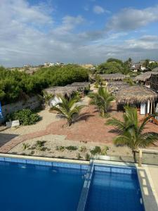 uitzicht op een zwembad in een resort bij ALAS Y ARENA in Vichayito