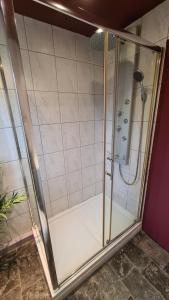 um chuveiro com uma porta de vidro na casa de banho em The Oval by Spires Accommodation a comfortable place to stay in Swadlincote em Church Gresley