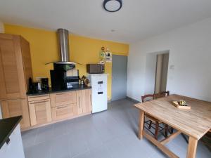 Kuchyň nebo kuchyňský kout v ubytování Le Tournesol, Appartement T1 bis