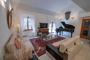 - un salon avec un canapé et un piano dans l'établissement Casa di Anna, à Pistoia
