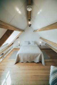 1 dormitorio con 1 cama grande en el ático en Gastenverblijven boerderij Het Driespan en Middelburg