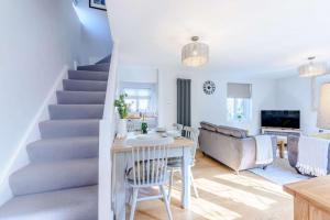 sala de estar con escalera y mesa en Hillcrest Cottage, en Avening